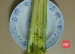 芹菜炒肉的做法图解1
