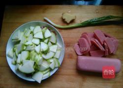 西葫芦炒香肠的做法图解1