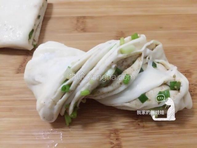 然后两头往相反的方向拧
