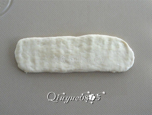 揪一面团，搓成长柱形，用手压扁（面板、手抹油）