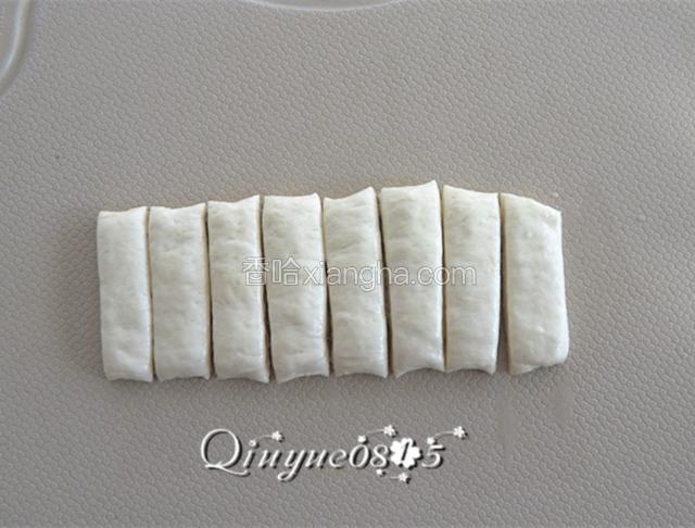 用刀切成扁状面剂子