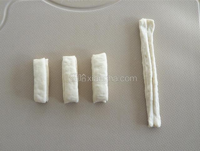 然后把面剂子俩俩叠加，用筷子把叠加的面剂子中间压一条痕，稍拉伸（如图）（拉伸油条后可随即放入油锅）