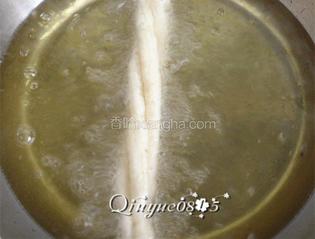 油热，把油条反拧几下放入。用筷子不停反复翻动，炸至金黄色即可。