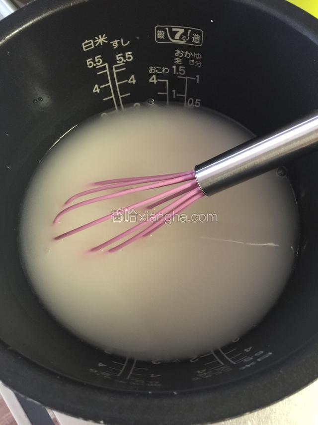 糯米洗净后把水沥干，把菠萝肉的果汁用手挤出拌入糯米中，然后加水，水只要平常的一半多一些，大概是280ml～300ml、喜欢软软的就多一些，水加好后、加入少许红糖（按自己喜好就行）