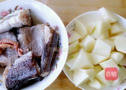 红烧鳕鱼炖土豆的做法图解1