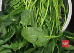 菠菜炒肉的做法图解1