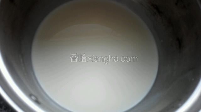 淡奶油，牛奶，白糖加热至糖融化即可不用煮沸！