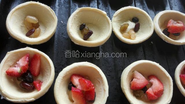 蛋挞皮里放入蜜豆，与草莓！