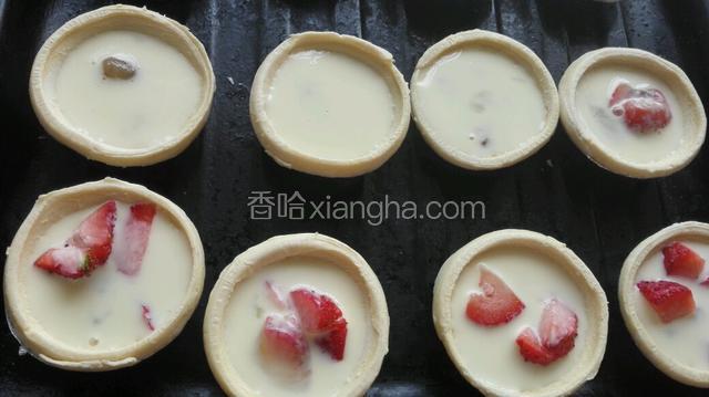 蛋挞液倒入蛋挞皮八分满，烤箱提预热，200度烤25分钟！