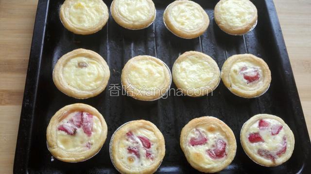 出炉晾凉，可以表面再放些鲜草莓！