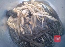 白菜干猪踭汤的做法图解2