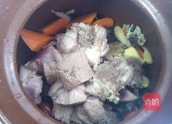 白菜干猪踭汤的做法图解5