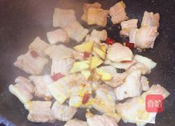 酸菜炖五花肉粉条的做法图解2