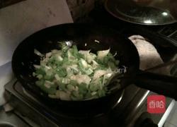 为女王做道菜洋葱炒西芹的做法图解3