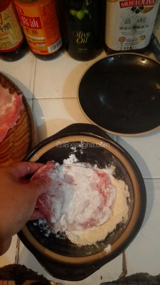 用淀粉均匀摸在锤松的大排两面