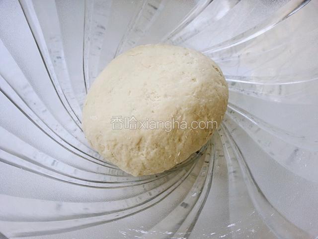 白面也和好了。两份面盖湿布放温暖处发酵