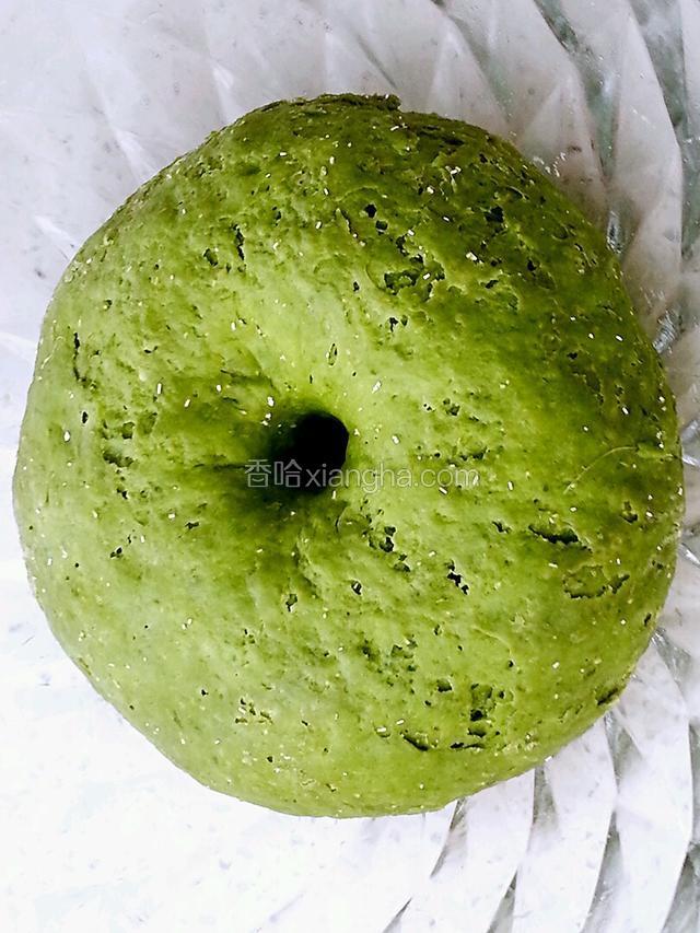 菠菜面发至原来的两倍大，用手指在中间按压无回缩，面就发好了