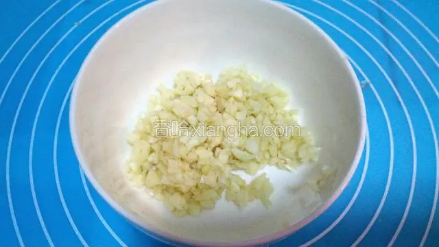 蒜拍一下，切成蒜碎。装碗备用。