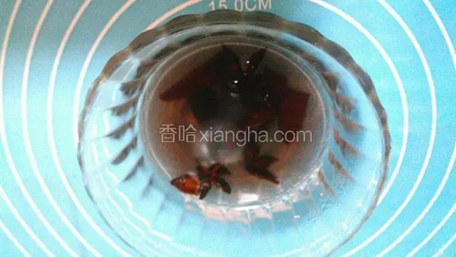 调料水出锅装碗。