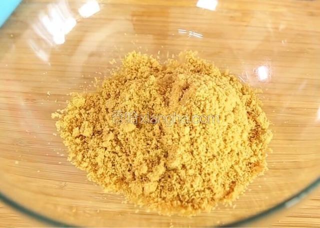 接下来将消化饼干打碎至粉末状