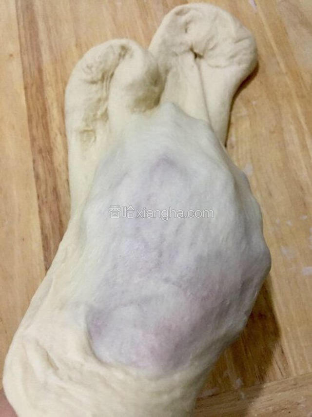 当面团初步出膜的时候，加入配方当中的盐，对，你没看错，这个时候才加盐！