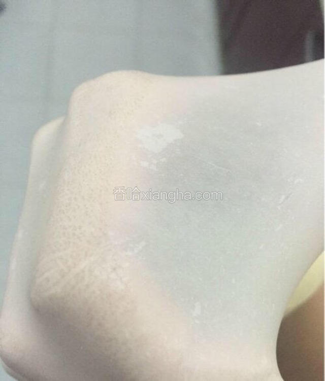 薄薄的一层，而且还撑不破哦，这样就是完美的手套膜了，可以做出完美的吐司和面包。