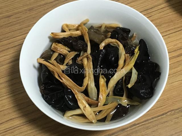 黄花菜与木耳用温水浸泡5分钟左右