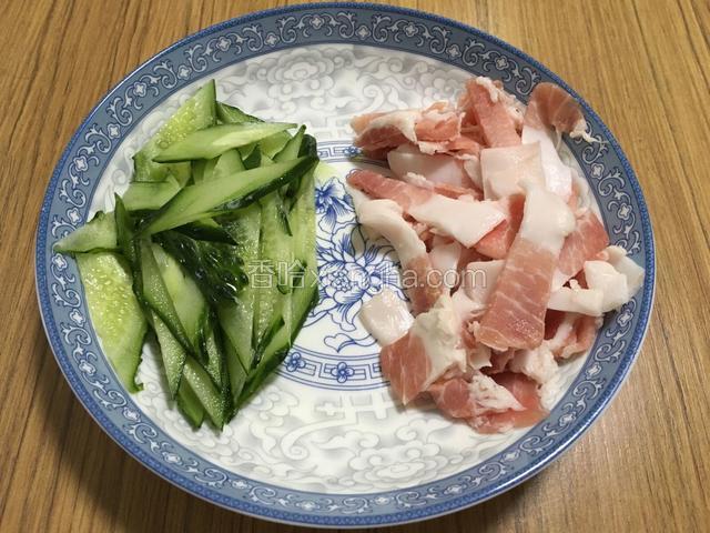 将黄瓜洗净切成薄片，将猪肉切成小块备用