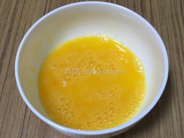 将鸡蛋打散加入少量盐搅拌均匀备用