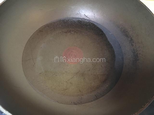 热锅，倒入适量的食用油加热
