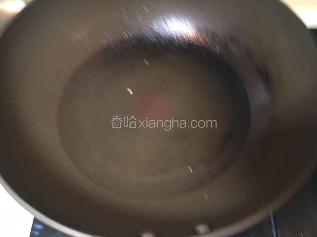 再热锅倒入适量食用油加热，如果喜欢姜蒜味，可以加入姜丝与蒜末爆香