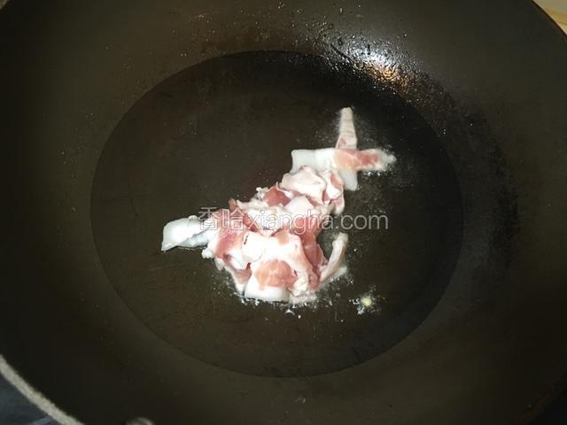 倒入已经切片好的猪肉片