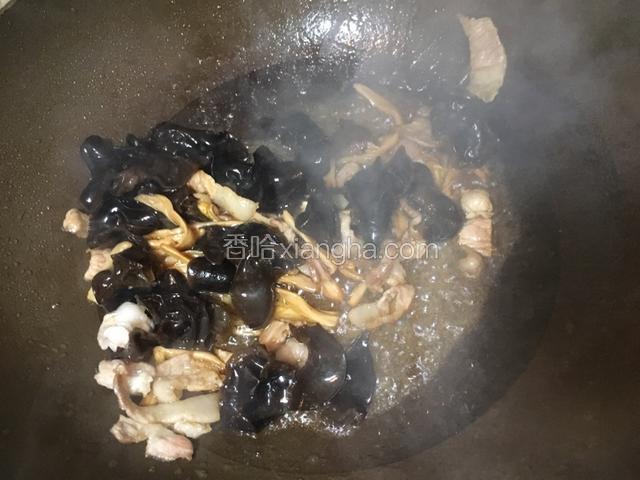 加入黄花菜与木耳，并加入适量酱油一起翻炒