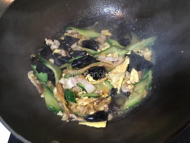 如果有红椒可以切圈，加入一起翻炒一下，添加一些色彩，翻炒均匀至出水就可以起锅了