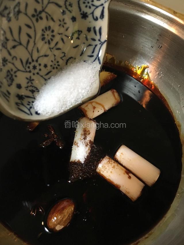 倒入一小勺盐约5克左右，因为已经有生抽与老抽，太多盐怕味道过咸，对身体不益