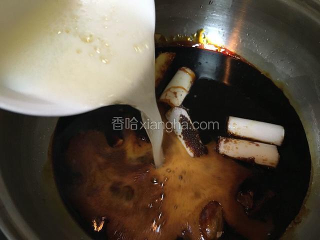 再倒入约100ml啤酒