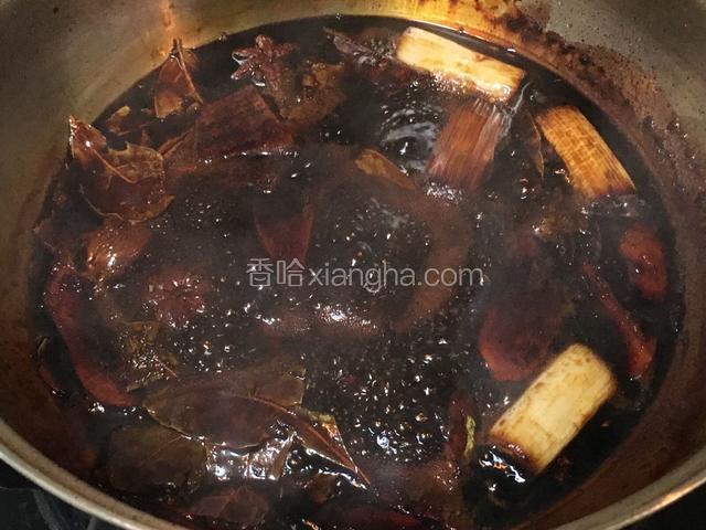 将锅大火烧开后，转入小火慢炖20分钟，将所有配料的香汁全部炖出