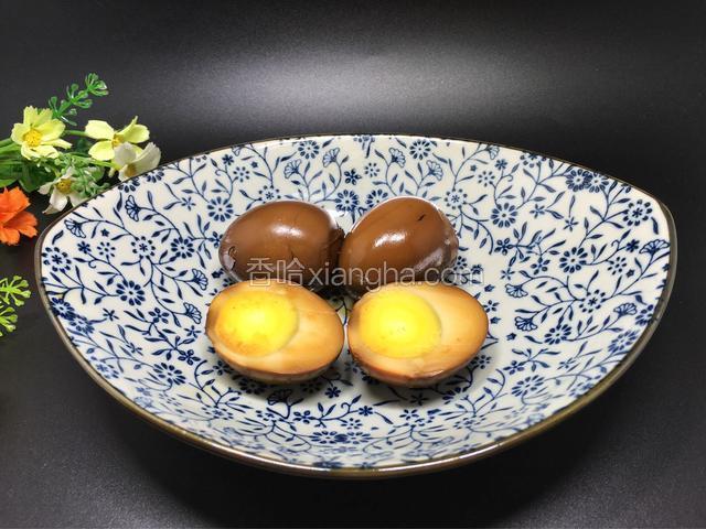 这是浸泡了三天三夜的卤蛋，味道与咬在嘴里的嚼劲那是一个字，棒，但这么长时间并不推荐，我只是做了一个测试，我们可以第二天食用就应该可以有这样的效果。