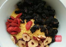 桑葚枸杞红枣小米粥的做法图解1