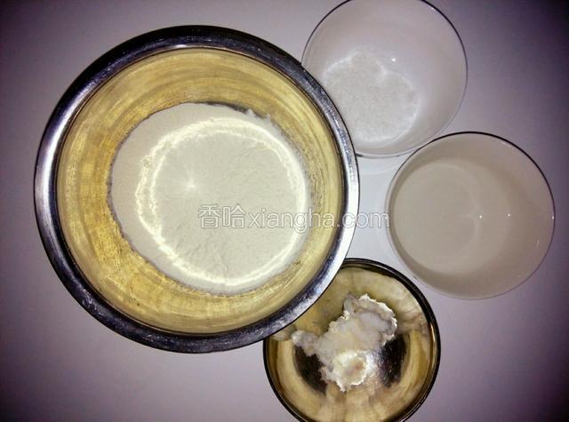 准备油皮的原料，秤重