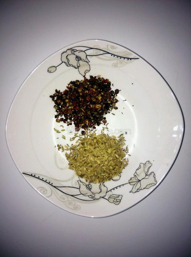 制作椒盐：先备好花椒，小茴香，各10g