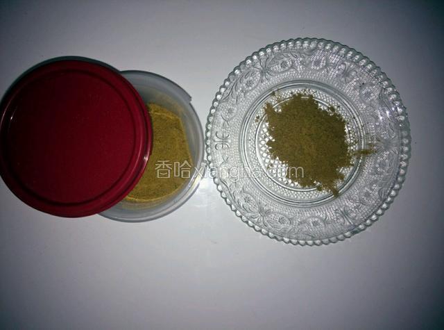 秤出5g留用，剩下的放入盒子，备下次用，也可以用来做椒盐馒头，椒盐饼子