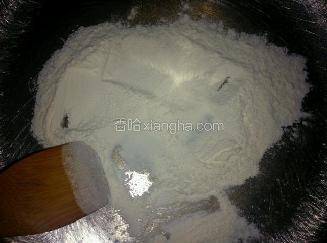 面粉放入锅中，小火炒出香味，颜色稍微黄
