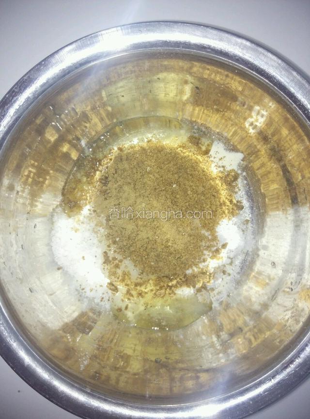 把磨好的芝麻，炒香的面粉，糖，蛋清，椒盐倒入盆子里
