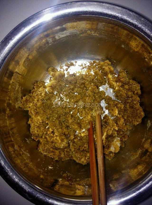 用筷子搅拌均匀，成团