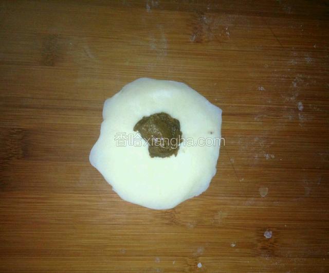 取一剂子，擀干把馅料包住收口向下