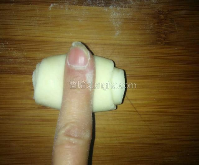 取一份从中间用食指按下，两边向上成圆形