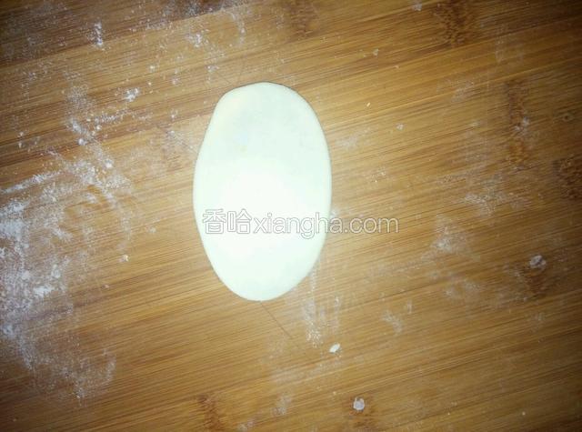 用擀面杖擀成牛舌样