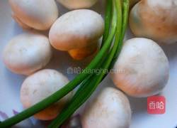 蘑菇蛋花汤的做法图解1