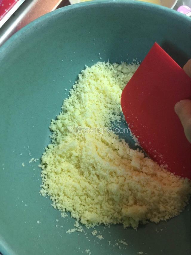 首先把木薯粉和法式面包粉和泡打粉混合一起，搅拌均匀放着备用，以下称它们为A。接着芝士粉里加入盐巴和油搅拌均匀，以下称它们为B
